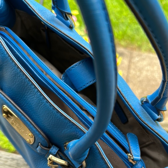 Michael Kors Blue Shoulder Bag with Gold Hardware - Picture 9 of 10